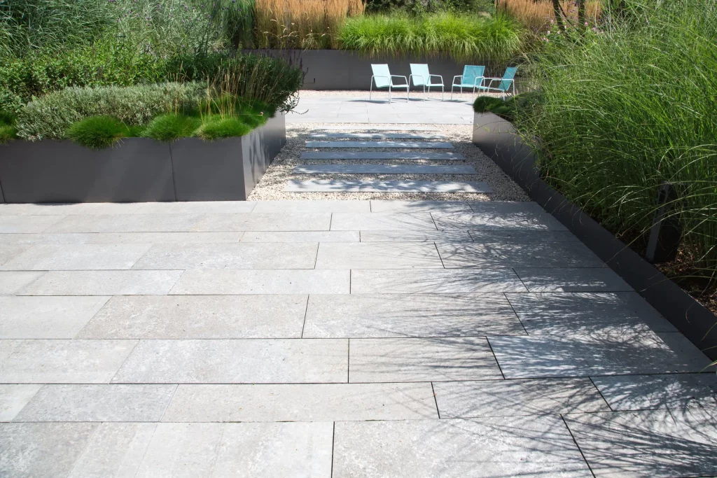 Moderne Gartengestaltung mit Keramikterrasse und hochwertiger Bepflanzung in Mönchengladbach