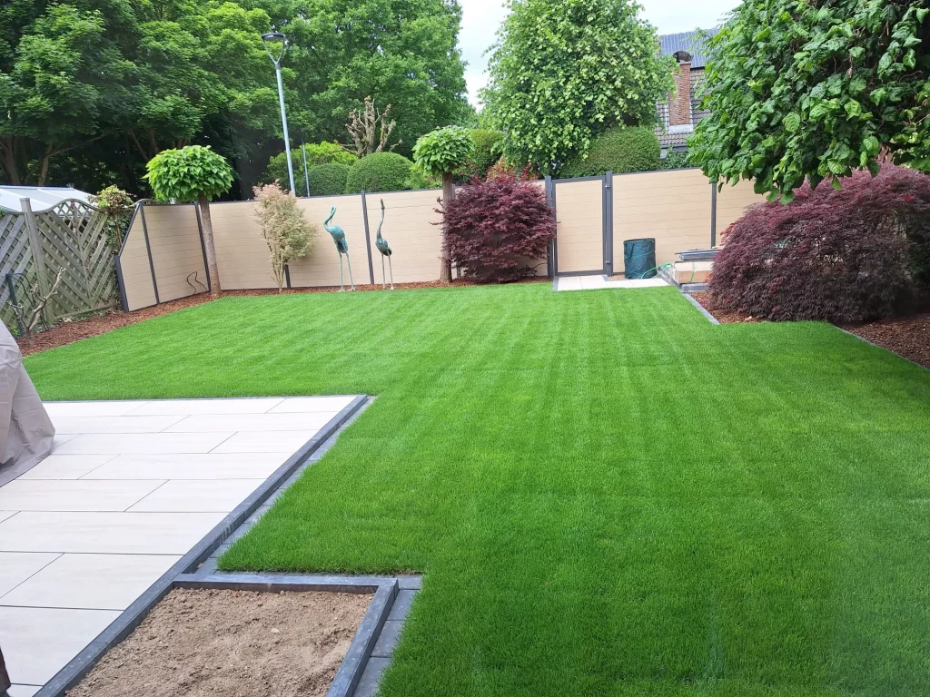 Neu gestaltete Gartenanlage mit Rollrasen, Keramikterrasse und Bepflanzung in Mönchengladbach
