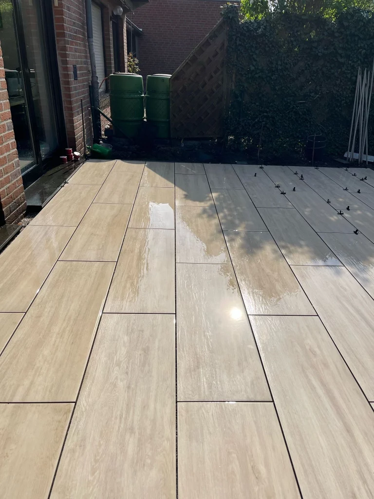 Moderne Keramikterrasse aus Feinsteinzeug in einem Privatgarten in Mönchengladbach