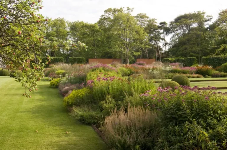 Gartengestaltung mit Staudenbeeten und Rasenflächen durch Garten & Holz Vision