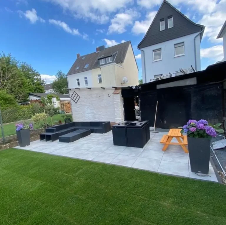 Keramikterrasse 25 m² in Krefeld mit großformatigen Platten in heller Betonoptik