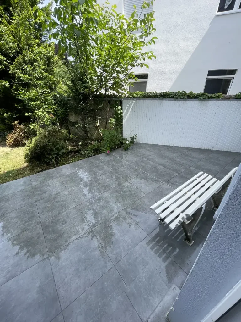 Keramikterrasse 20 m² in Jüchen in grauer Betonoptik in einem geschützten Innenhof