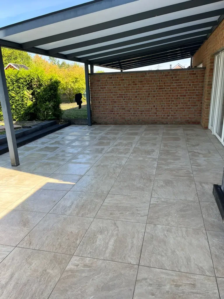 Keramikterrasse 45 m² im Rhein-Kreis Neuss in Travertinoptik unter Terrassendach