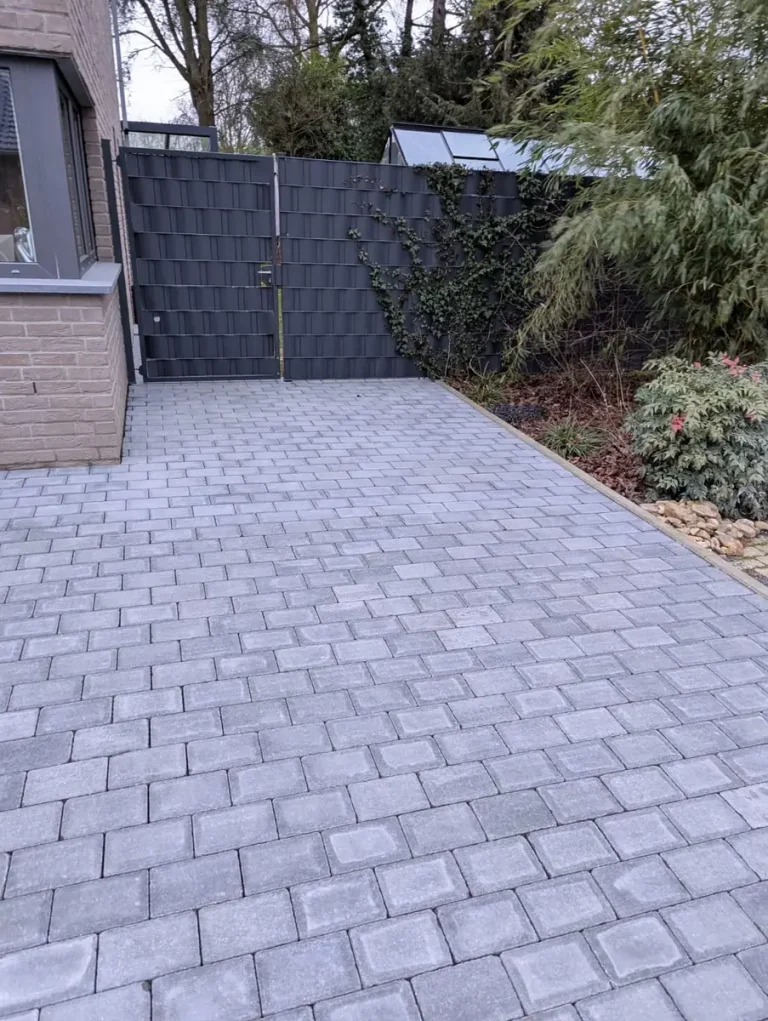 Gepflasterte Einfahrt mit 80 m² in Grevenbroich, graues Betonpflaster